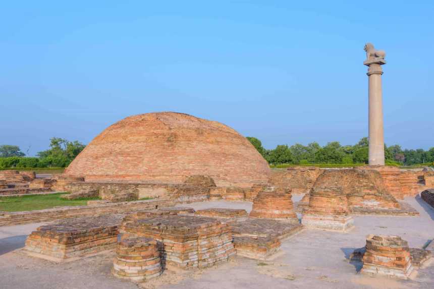 Ānanda Stupa, with an Asokan pillar at Kolhua, Vaishali