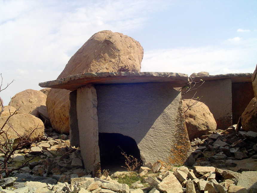 Boulder supported dolmen chambers