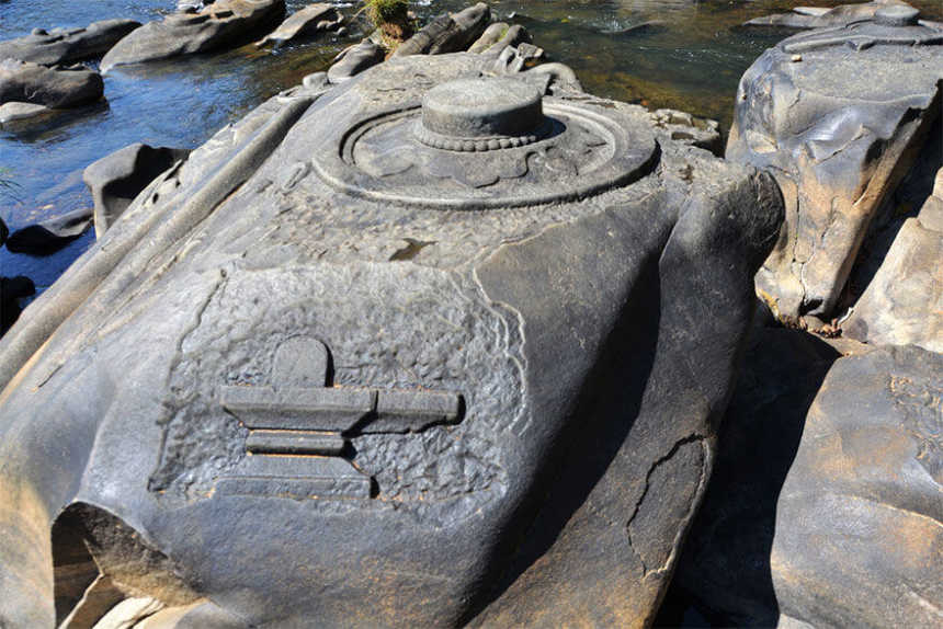 Shiva Lingas in the Shalmala river