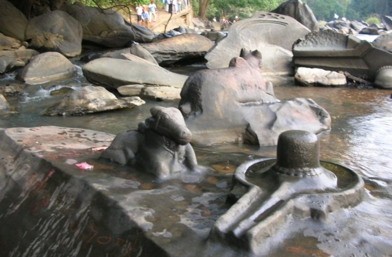 thousands of Shiva Lingas in the Shalmala river