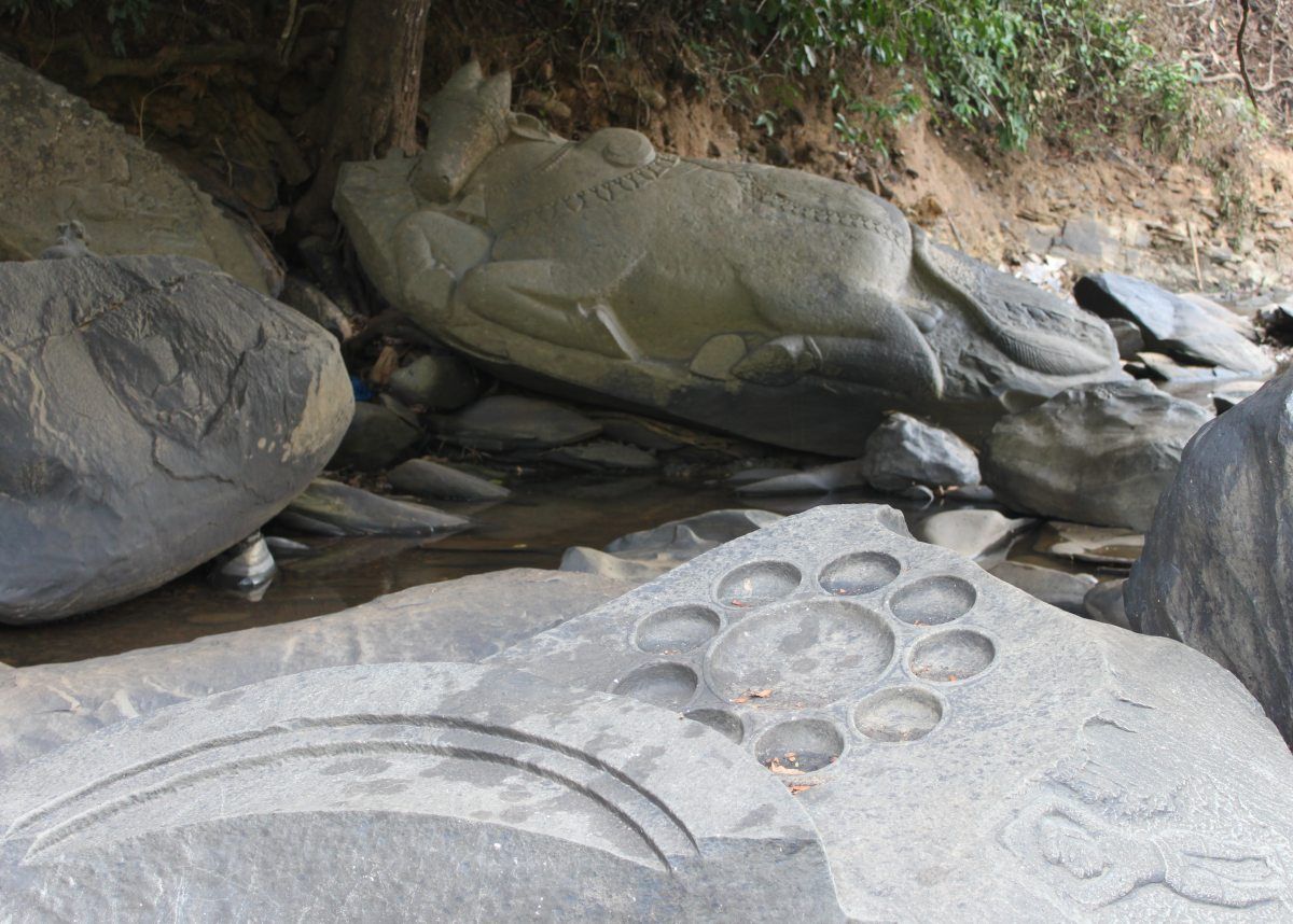thousands of Shiva Lingas in the Shalmala river