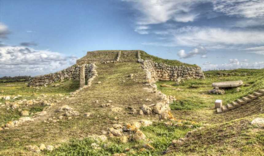 Monte d’Accoddi, Sardina – Italy