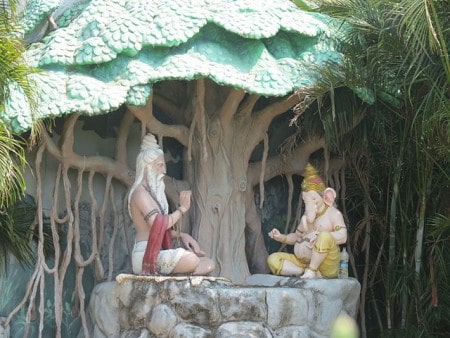 Modern depiction of Vyasa narrating the Mahabharata to Ganesha