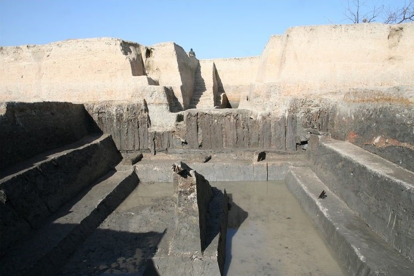 Liangzhu: the 5,000-year-old Chinese civilisation that time forgot 6 Structure of the Meirendi bank with wooden planks still standing upright. Three logs of wood sleepers were placed in south–north direction at the bottom, overlain by three pieces of beams in an east–west direction, and on top of which were the standing wooden planks.