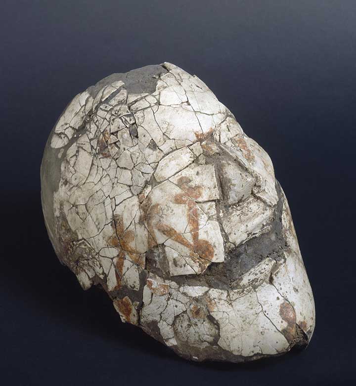 Faces molded on the skulls were often covered with thin gypsum layer painted with ornaments. 